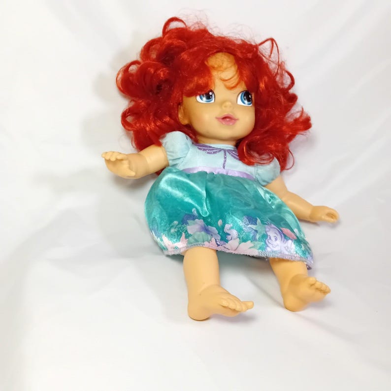 Jakks Pacific Disney Princess Baby Ariel Deluxe Toddler Doll La Sirenetta LEGGI immagine 2