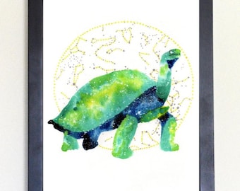 Può includere: Un dipinto ad acquerello di una tartaruga verde e blu con un motivo di costellazione sul suo guscio. La tartaruga cammina su uno sfondo bianco con un cerchio dorato intorno a lei, che rappresenta una costellazione.