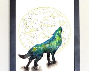Può includere: Un dipinto ad acquerello di un lupo che ulula alla luna. Il lupo è una silhouette con una galassia di stelle al suo interno. La luna è un cerchio di stelle dorate.