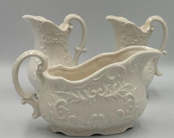 Salsera y pimentero Napco White Provincial de estilo vintage.