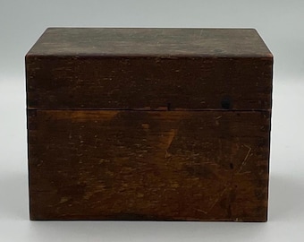 Caja de recetas de madera vintage con ensamblaje de cola de milano, estilo rústico primitivo.