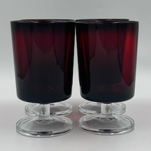 Op de afbeelding: Een rustiek houten bord met de tekst "Welcome to our home" in een handgeschreven stijl. Het bord is wit geschilderd met een verweerde afwerking en heeft een decoratief bloemendesign in de hoek.