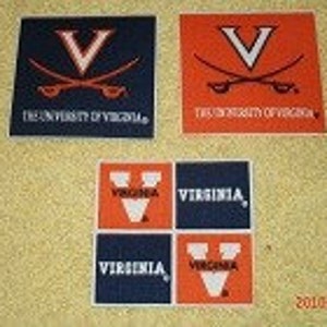 Puede incluir: Conjunto de cuatro posavasos de la Universidad de Virginia. Dos posavasos presentan un fondo azul marino con una "V" naranja y espadas cruzadas. Los otros dos posavasos presentan un fondo naranja con una "V" azul marino y espadas cruzadas. Las palabras "The University of Virginia" están impresas en cada posavasos.