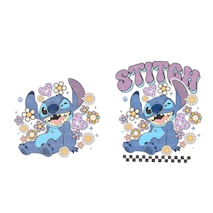 Peut inclure: Personnage bleu Stitch avec un sourire malicieux, entour&eacute; de fleurs et de c&oelig;urs color&eacute;s. Le texte "STITCH" est dans une police r&eacute;tro et color&eacute;e.
