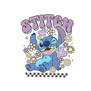 Peut inclure: Personnage bleu Stitch avec un grand sourire, entour&eacute; de fleurs et de c&oelig;urs. Le texte "STITCH" est dans une police r&eacute;tro au-dessus du personnage.