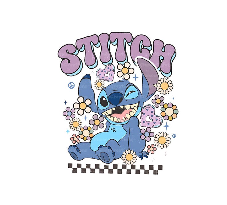 Peut inclure: Personnage bleu Stitch avec un grand sourire, entour&eacute; de fleurs et de c&oelig;urs. Le texte "STITCH" est dans une police r&eacute;tro au-dessus du personnage.