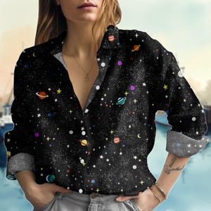 Camisa con botones de galaxia espacial, blusa de lino con estampado de planetas, top de manga larga con estrellas cósmicas para mujer, camisa de astronomía, regalo para ella