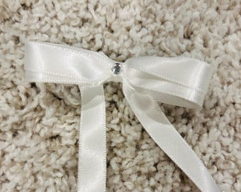 Witte strik met sieraad