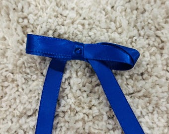 Blauwe strik met sieraad