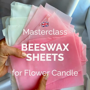 Könnte beinhalten: Ein Stapel rosa und weißer Bienenwachsblätter für Blumenkerzen. Das Bild enthält den Text "Masterclass BEESWAX SHEETS for Flower Candle" und eine kleine Union-Jack-Flagge.