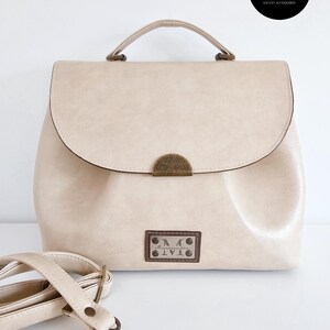 Élégant sac à main femme, transformable en sac à dos, simili crème et marron, anses réglables, cousu main.