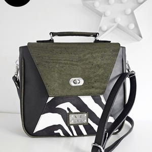 Damenhandtasche und Rucksack - wandelbar - Umhängetasche - schwarzes Kunstleder und Zebramuster - Kork - elegant und praktisch - Einzelstück - handgenäht