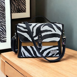 sac à main-sac à main femme-simili noir-camel-imprimé zèbre-forme cartable-multiples poches-bandoulière réglable-cousu main-modèle unique