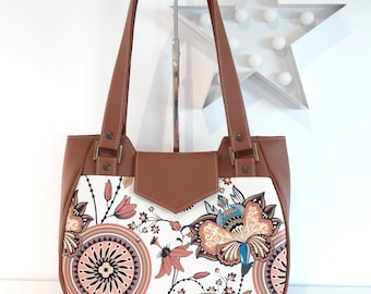 Damenhandtasche - Umhängetasche - Schultertragetasche - Handtragetasche - einzigartig und originell - Kunstleder mit Rosette und stilisiertem Blumenmuster bedruckt - handgenäht