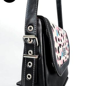 Besace Mimis "Graou Coloré" — Sac à main femme — Sac bandoulière unique en simili noir & imprimé léopard rose/bleu — cousu main
