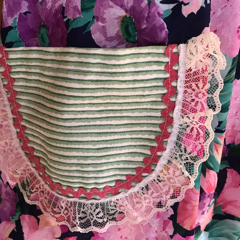 Sweet Cupcake Apron Pink Aprons for women This Cupcake Halter Apron is so cool Retro apron with a soft flowing fabric with flowers Great Fit