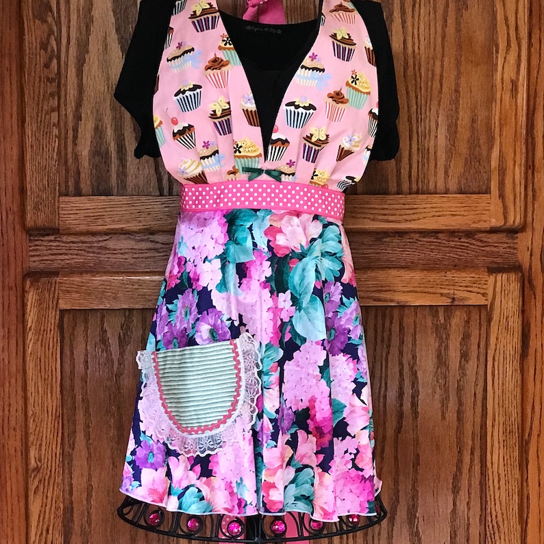 Sweet Cupcake Apron Pink Aprons for women This Cupcake Halter Apron is so cool Retro apron with a soft flowing fabric with flowers Great Fit