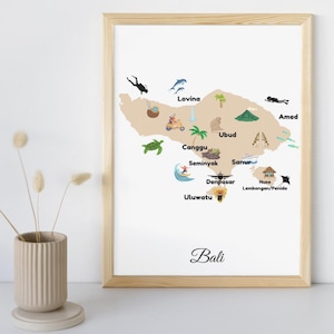 Op de afbeelding: Een beige kaart van Bali met illustraties van populaire toeristische bestemmingen, waaronder Ubud, Seminyak, Canggu, Nusa Lembongan/Penida en Uluwatu. De kaart is ingelijst in een licht houten lijst.