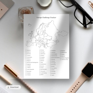 Op de afbeelding: Een wit papier met de titel "Europe Challenge Tracker" met een kaart van Europa en een checklist van Europese landen. De tekst bevat landnamen en selectievakjes. Een pen, een bril en een horloge staan op de achtergrond.
