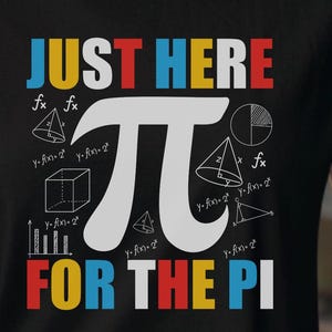 Może przedstawiać: Czarny T-shirt z napisem "JUST HERE FOR THE PI" w kolorowych literach. Tekst jest otoczony równaniami matematycznymi i symbolami, w tym grecką literą pi.