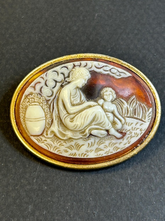 Vintage Mother and child carved Cameo brooch