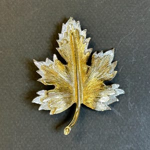 Vintage Sarah Coventry maple leaf brooch