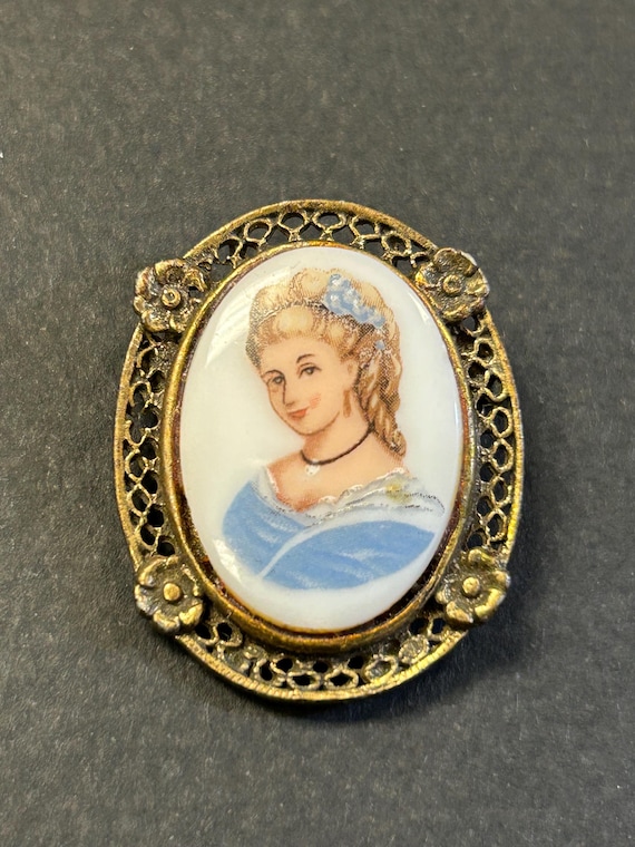 Vintage Limoges petite Cameo brooch