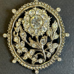 1960s Rare!  Vintage Trifari flower brooch