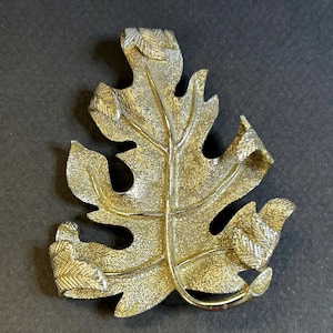 Vintage Sarah Coventry maple leaf brooch