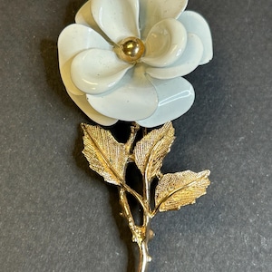 Vintage Avon flower brooch