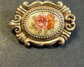 Vintage Sarah Coventry Cameo brooch