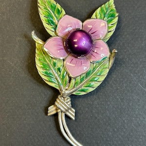 1940s Coro Signierte violette Blütenbrosche
