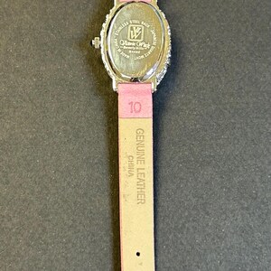 Snyggt i rosa! Damklocka med Victoria Wieck Beverly Hills-medaljong/pick-a-boo bild 5