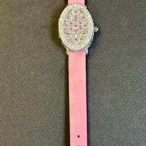 Snyggt i rosa! Damklocka med Victoria Wieck Beverly Hills-medaljong/pick-a-boo bild 3