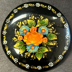 Broche pintado a mano con laca rusa