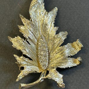 Vintage Sarah Coventry maple leaf brooch