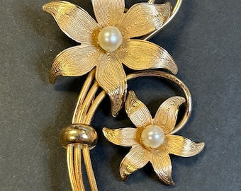 Vintage Art Nouveau flower brooch