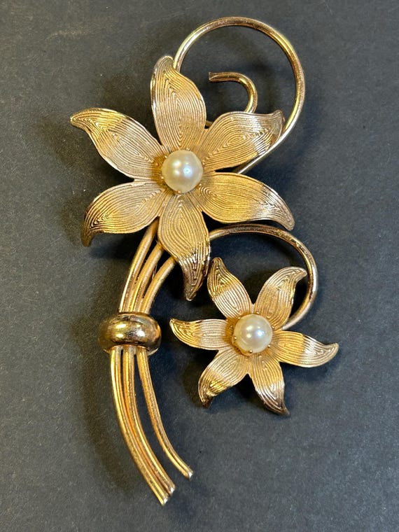 Vintage Art Nouveau flower brooch