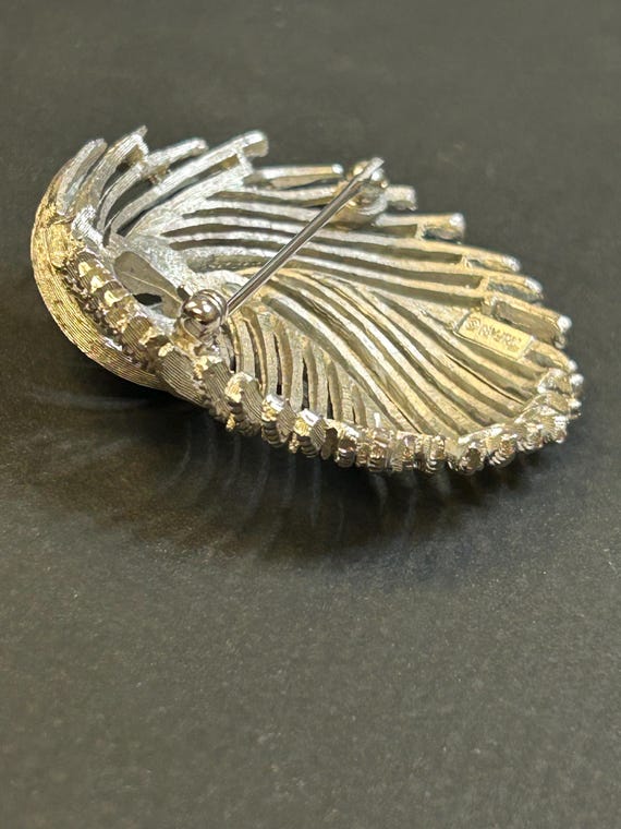 Broche Vintage Trifari Forme Fraise Lucite Rouge Orangé - Signée Crown Années 60