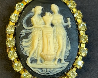 1940s Vintage Cameo Locket Pendant