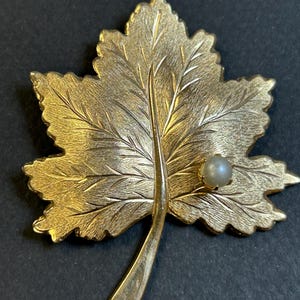 Vintage Sarah Coventry signed maple leaf brooch