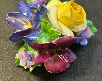 ヴィンテージ手描き磁器ブローチ：1970年代の花柄セラミックピン