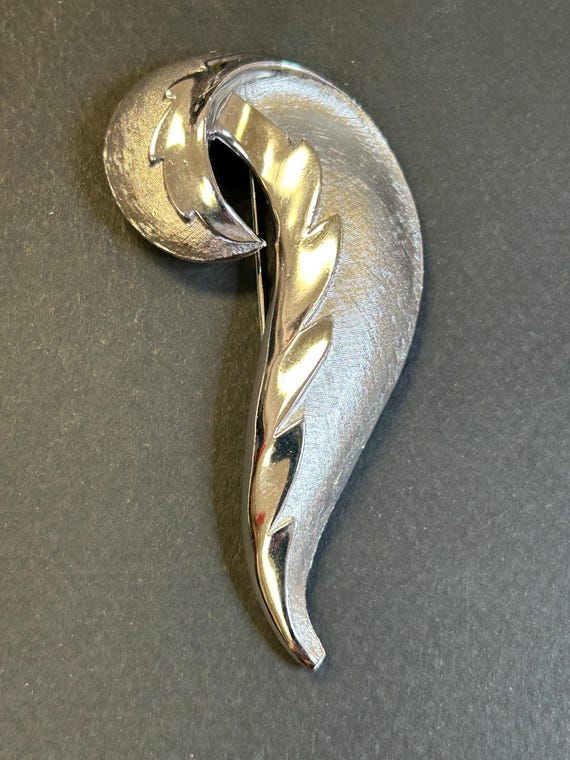 ヴィンテージ クラウン トリファリ リーフ ブローチ - Etsy 日本