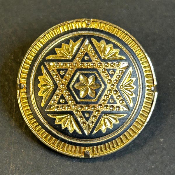 Broche antiguo con estrella de David damasquinada