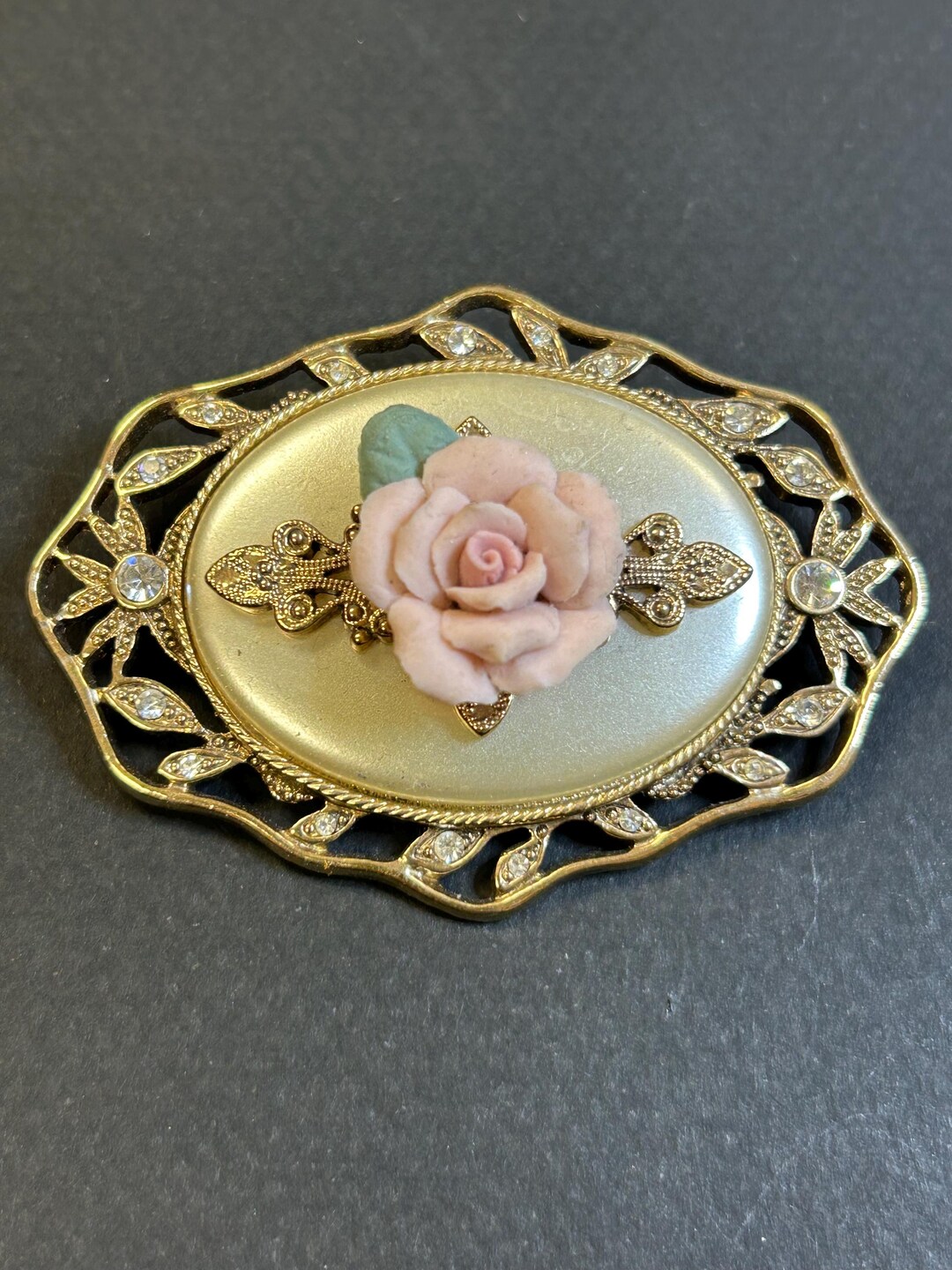 Broche Ancienne Vintage Rose En Céramique Et Métal Doré - Occasion En Bon état