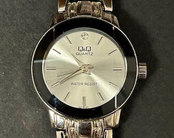 Reloj de vestir resistente al agua Q&Q para mujer