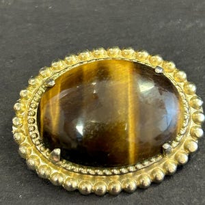 Spilla vintage con cabochon in occhio di tigre