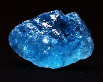 Esemplare grezzo di acquamarina da 5,55 carati: cristallo blu naturale, 12 x 9 mm