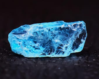 Esemplare grezzo di acquamarina da 4,15 carati: cristallo blu naturale (15x6x6 mm)