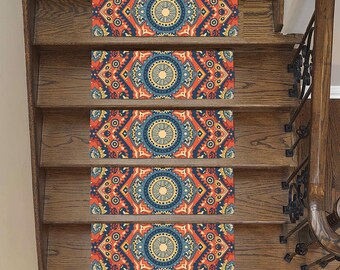 Puede incluir: Peldaños de escalera con un vibrante patrón geométrico en tonos azules, naranjas y amarillos. Los peldaños rectangulares están colocados en escaleras de madera, creando un elemento decorativo y funcional para la decoración del hogar.